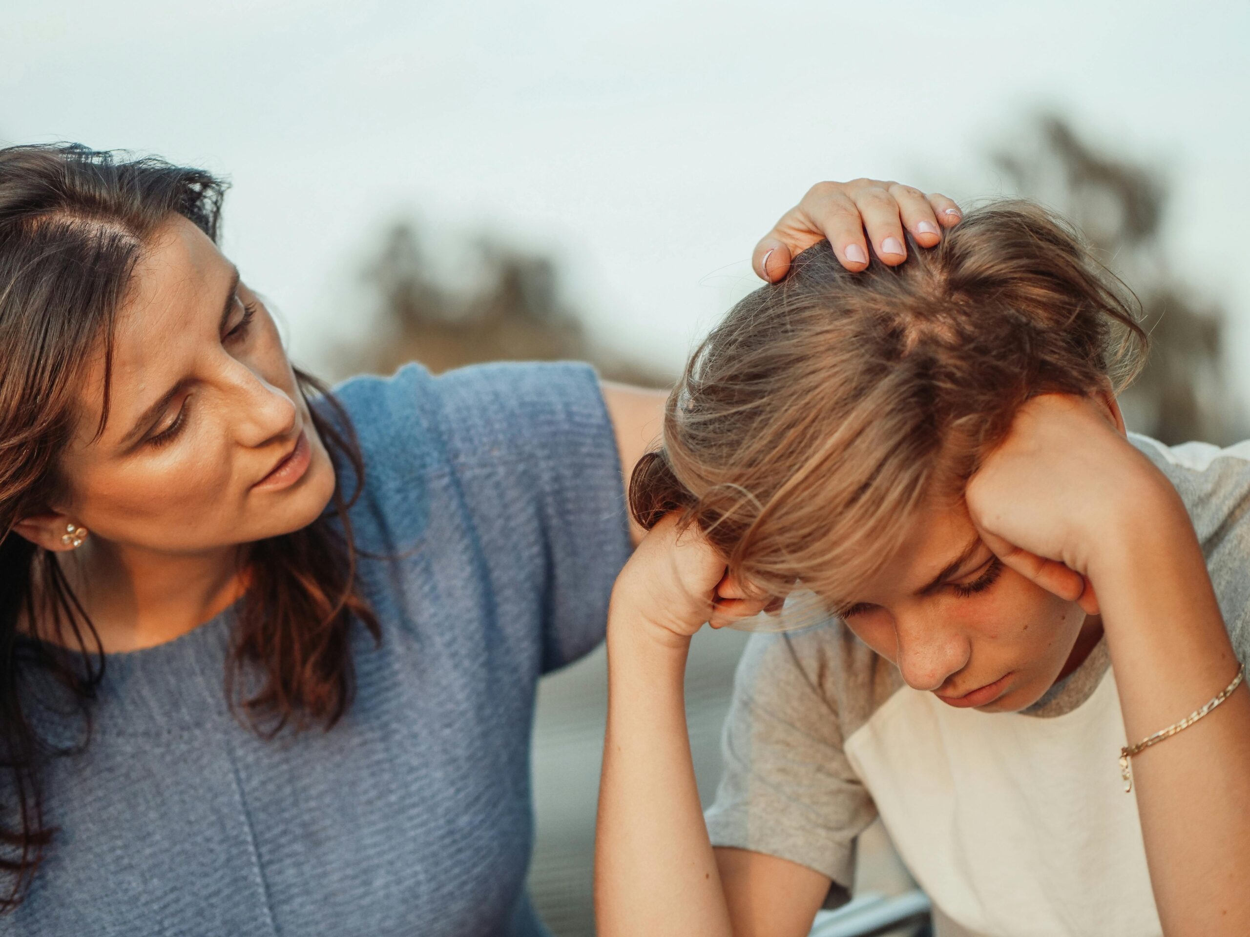 mutter und sohn traurig (1)